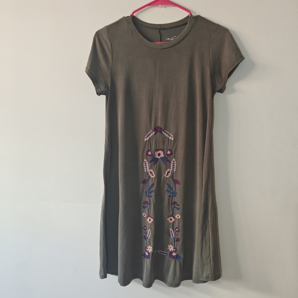 Alya Small Olive Green Embroidered Flower Knee-Length Mini Cap Sleeve‎ Dress - Picture 3 of 5